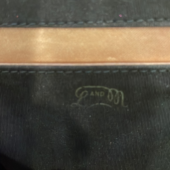 Vintage Black patent leather clutch with bow and gold clasp. - Picture 5 of 5